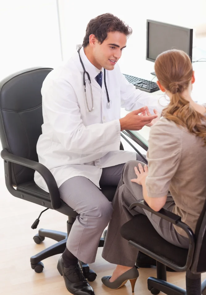 Doctor checking patient in Internalizadme Medicine - Doctor revisando a paciente en Medicina Interna